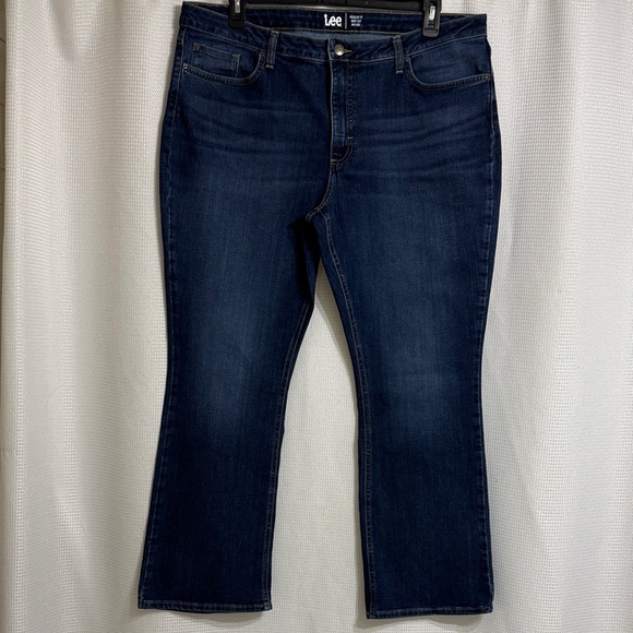Lee regular fit boot cut Mid Rise denim jeans. Size 20M - Picture 2 of 5